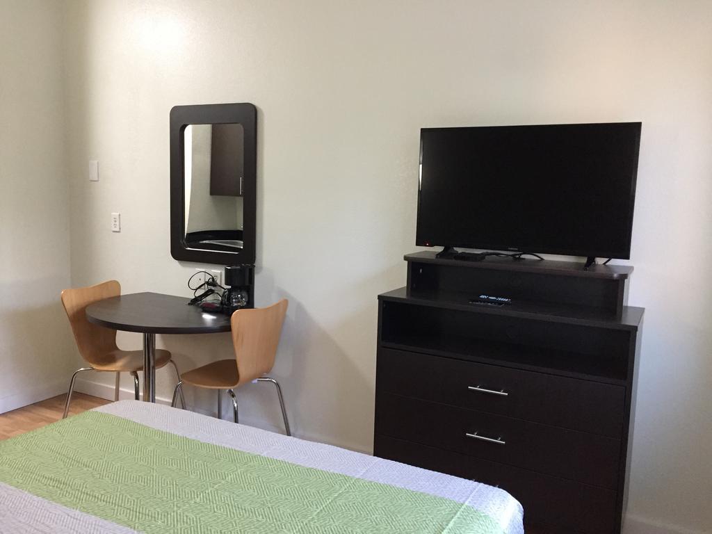 Studio 6-dallas, Tx 2*